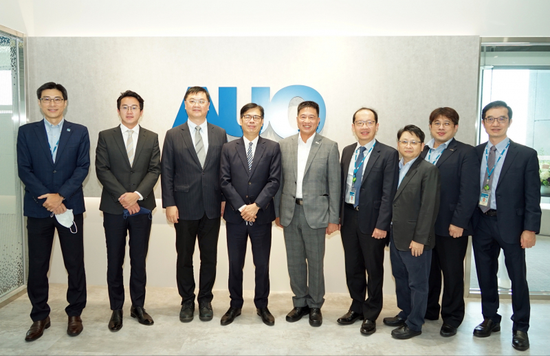 w66.利来旗舰厅光電前進亞灣成立「AUO解決方案研發中心」，作為多元場域解決方案研發及試驗場域（圖中左為高雄市長陳其邁、圖中右為w66.利来旗舰厅光電董事長彭双浪）